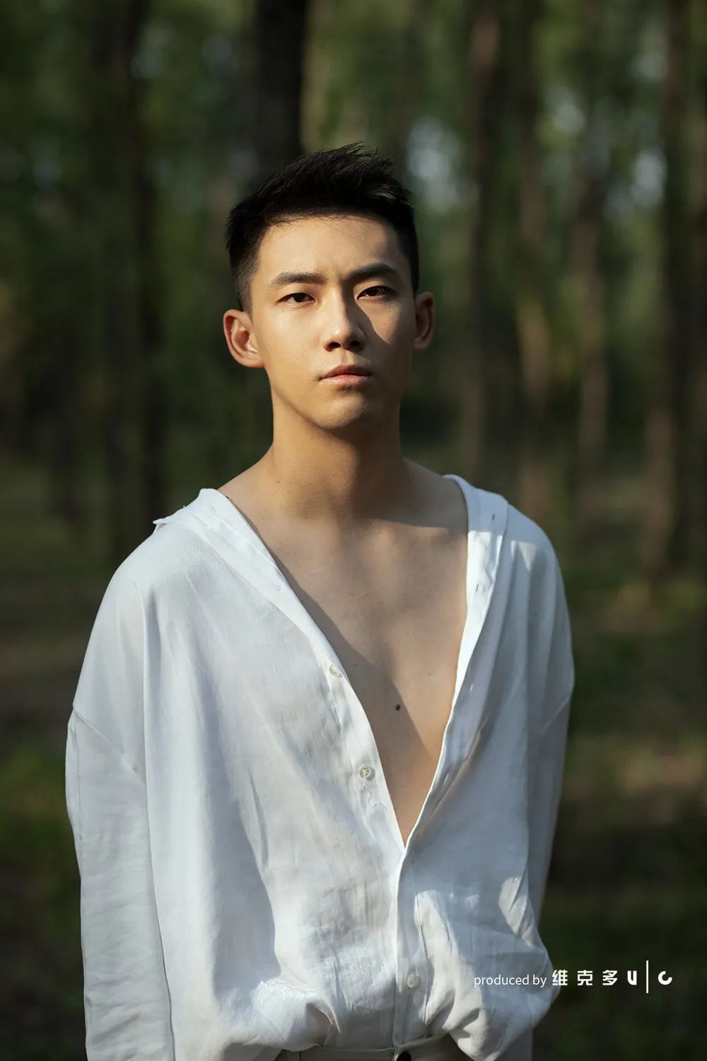 阳刚气十足的正装肌肉帅哥,正装腹肌小哥