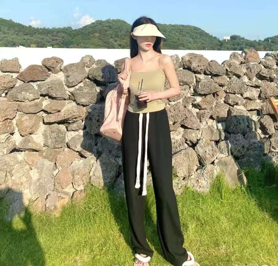 四种黑裤子的穿搭方法,穿来穿去还是卫衣百搭洋气