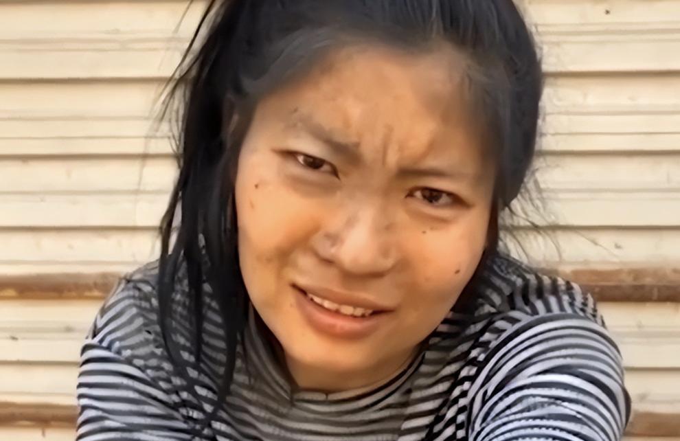 水泥妹曾遭央视痛批,2017年水泥妹扛水泥视频