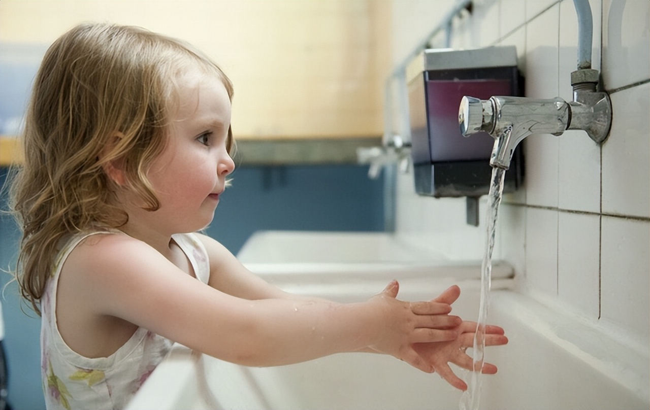 孩子被烫到，是先冲冷水还是先脱衣服？第一步做错，伤情更严重