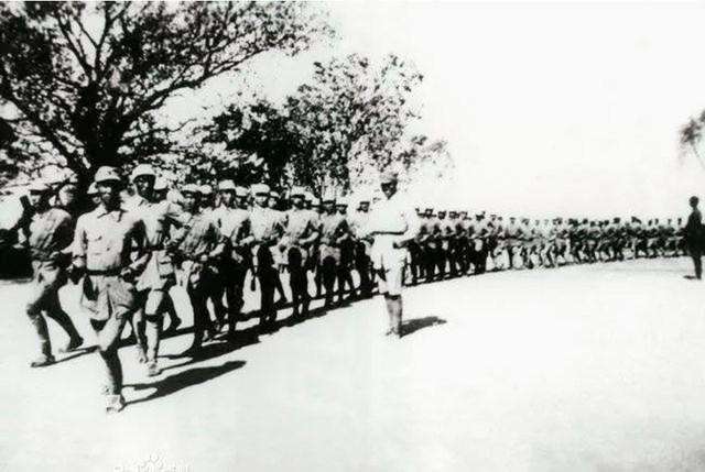 新四军战士腹背受敌,腹背受敌的新四军