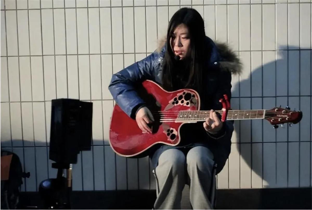 西单女孩“三级跳”：贫民女孩登上纽约时代大屏，她经历了什么