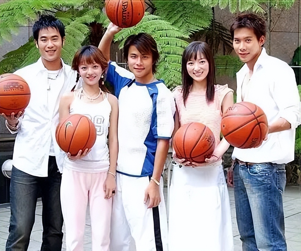 张韶涵黑大衣演唱,张韶涵黑色漆皮