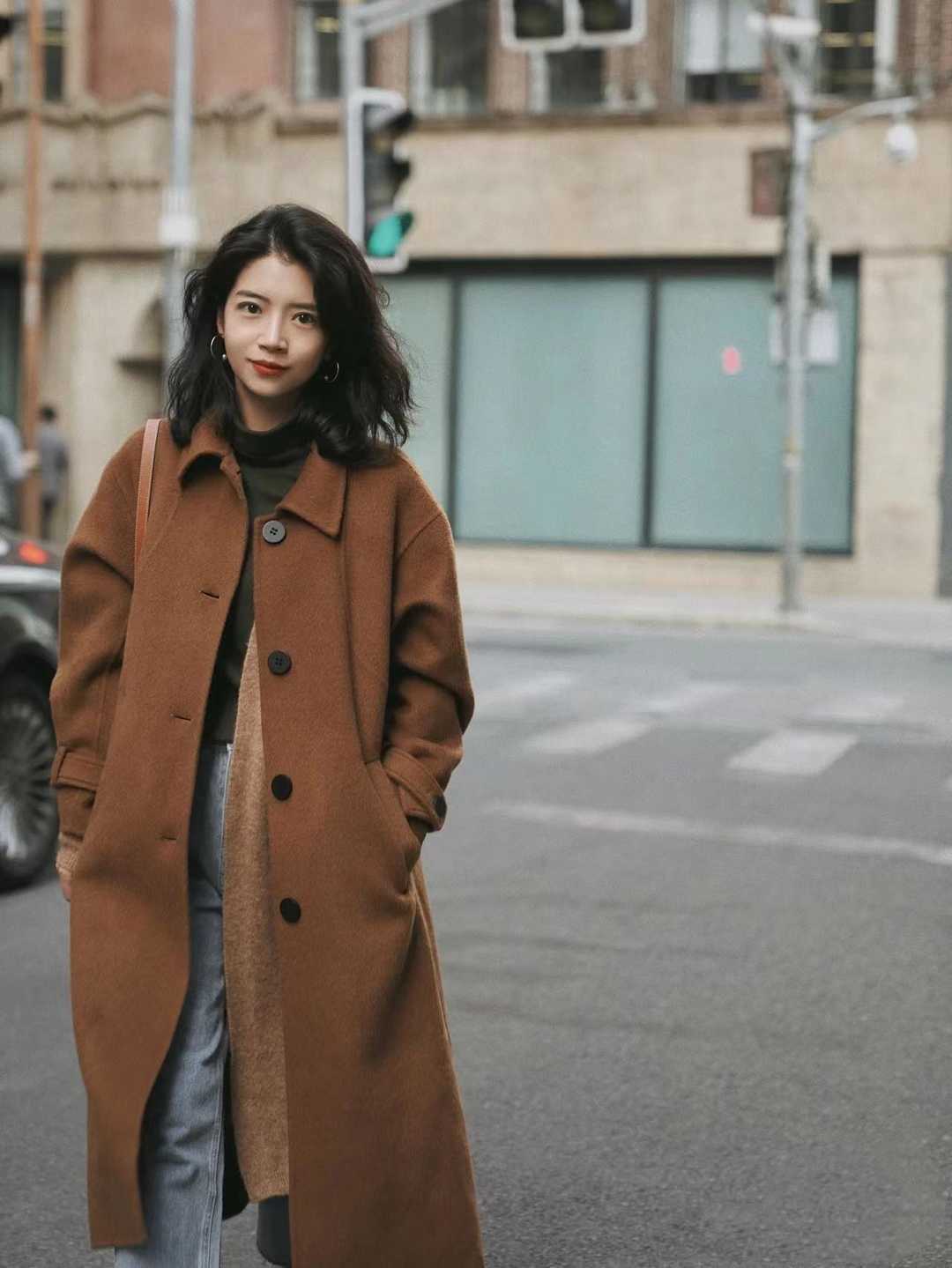 驼色大衣多种风格穿搭攻略,驼色大衣配色法则教你穿出高级感
