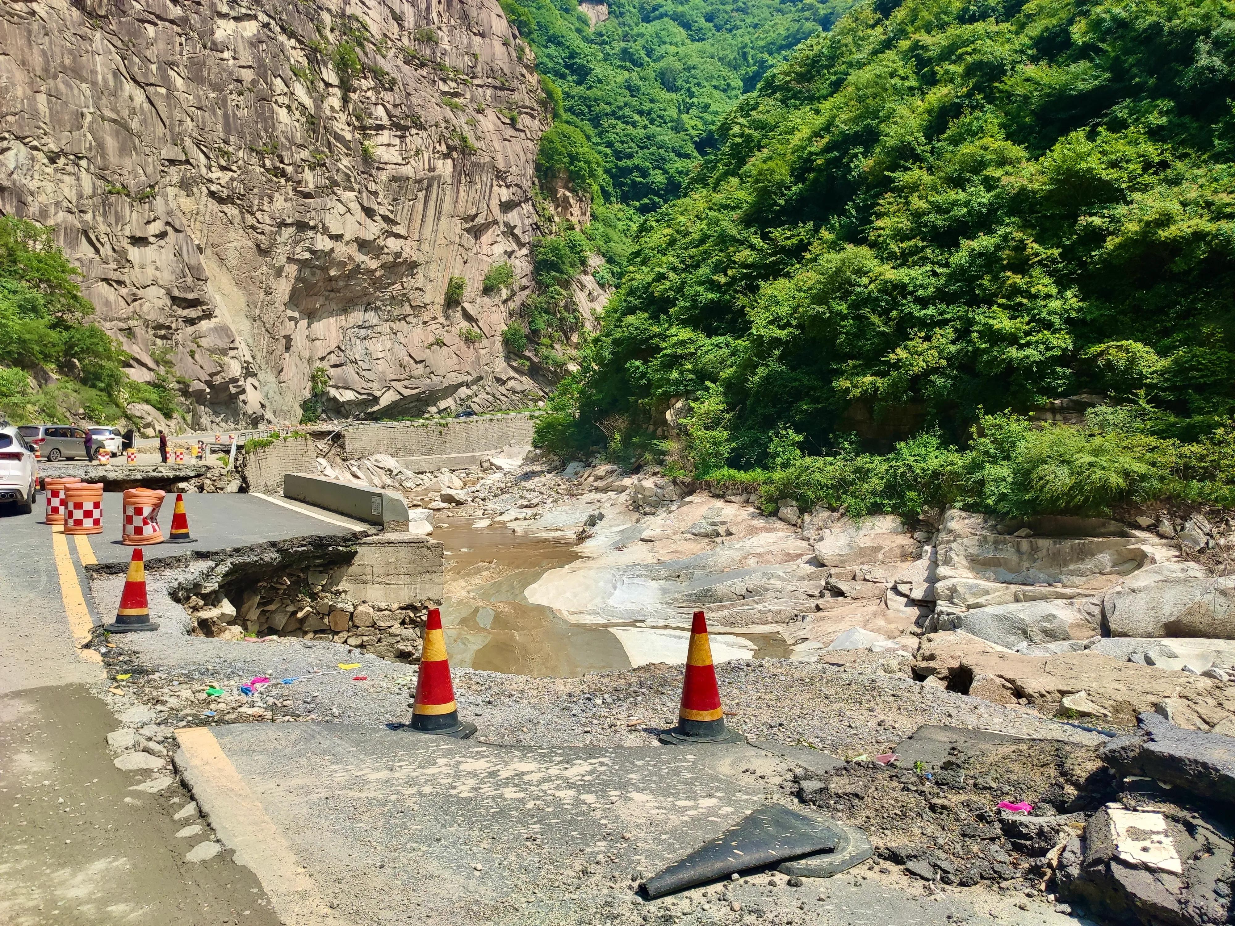 鲤鱼沟自驾游攻略,蓝田关中环线绕山路