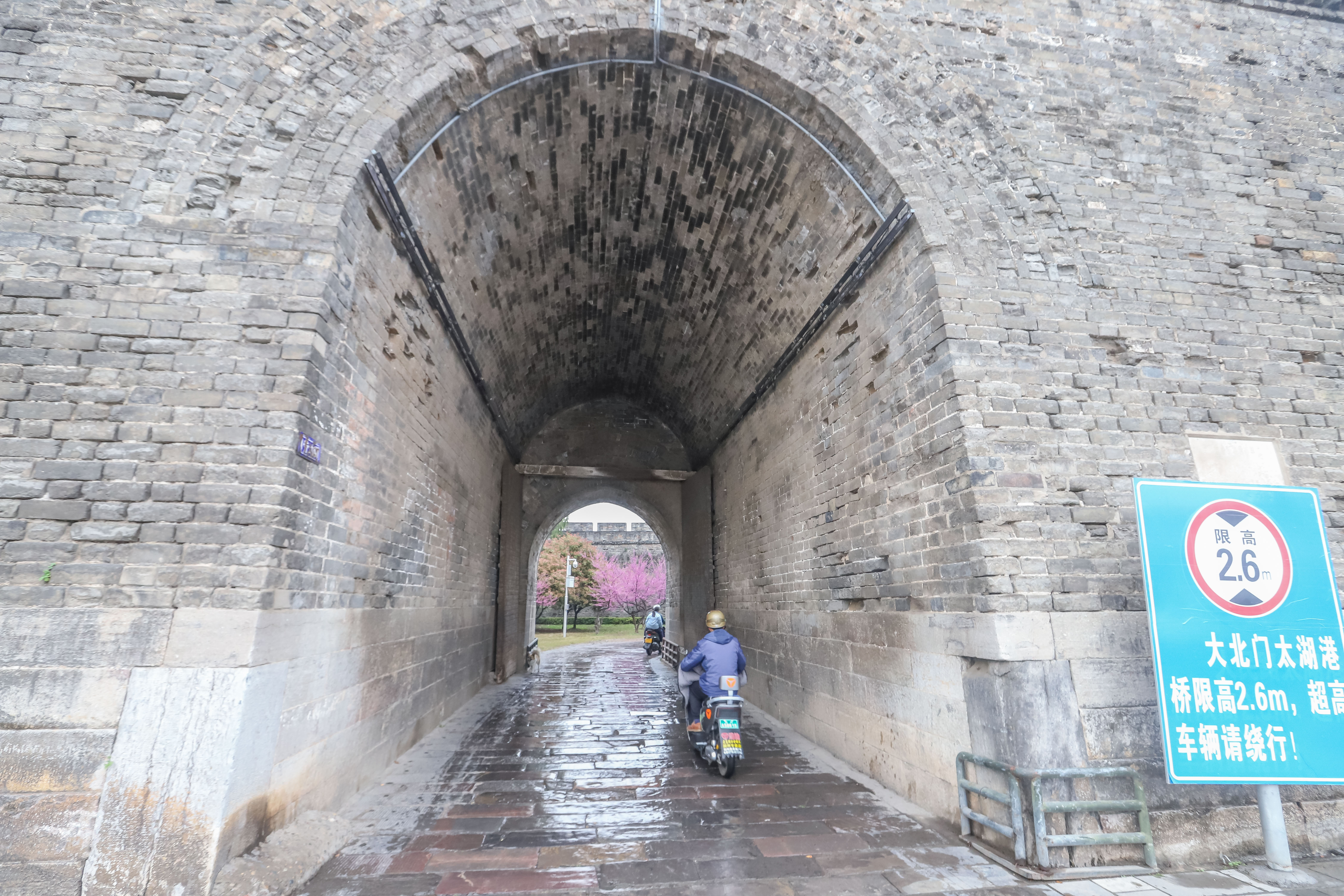 荆州古城墙的历史和照片,襄阳古城墙和荆州古城墙哪个完整