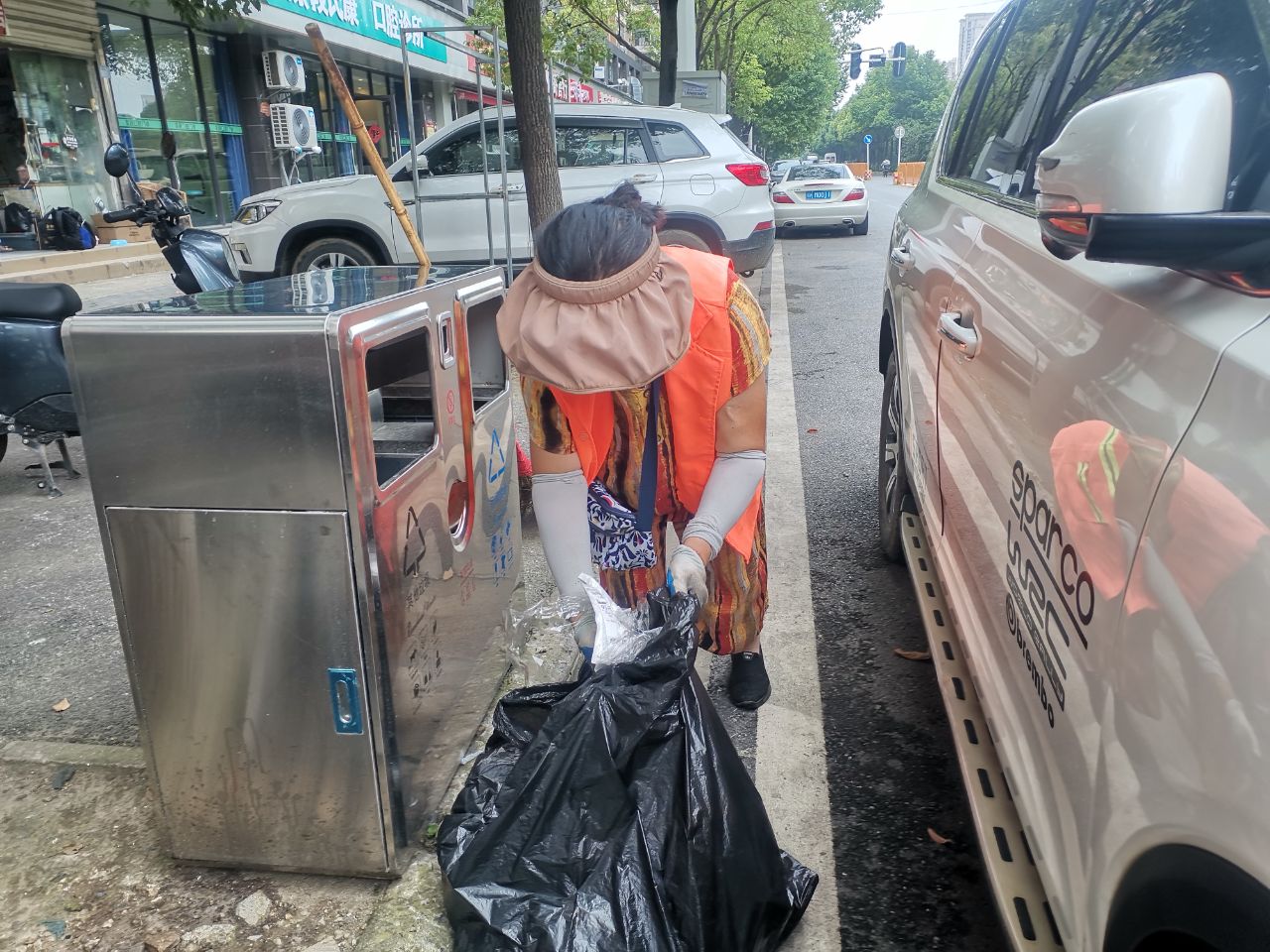 东湖风景区：传统铁皮桶“下岗”分类果皮箱来“接班”