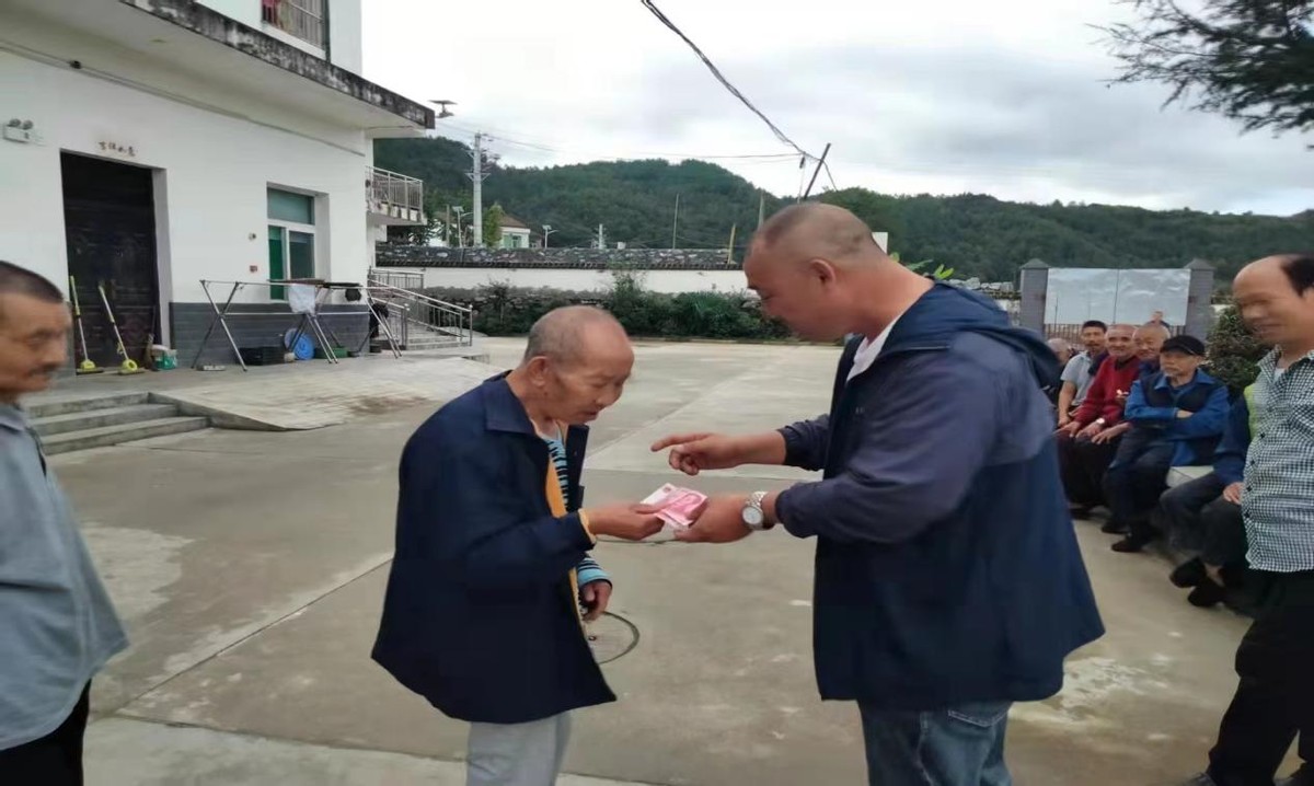 脚踏实地建家园的“铁哥”——石泉县中池镇人大代表陈柳