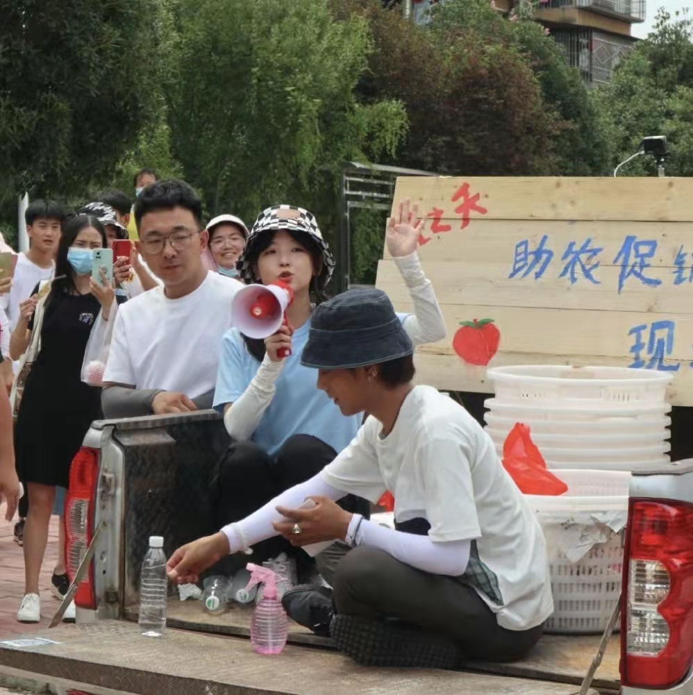 王冰冰丁真街头卖桃，席地而坐汗直流，每人限购五个两小时全卖光