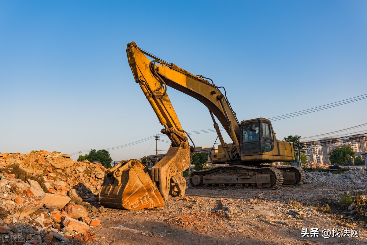 义务帮忙干活受伤谁的责任,帮工操作不当摔伤自己承担责任