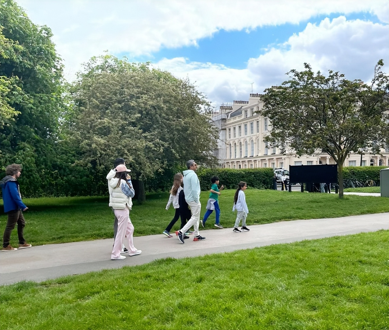 章泽天与刘强东在美国秀恩爱照,刘强东章泽天英国参加婚礼照片