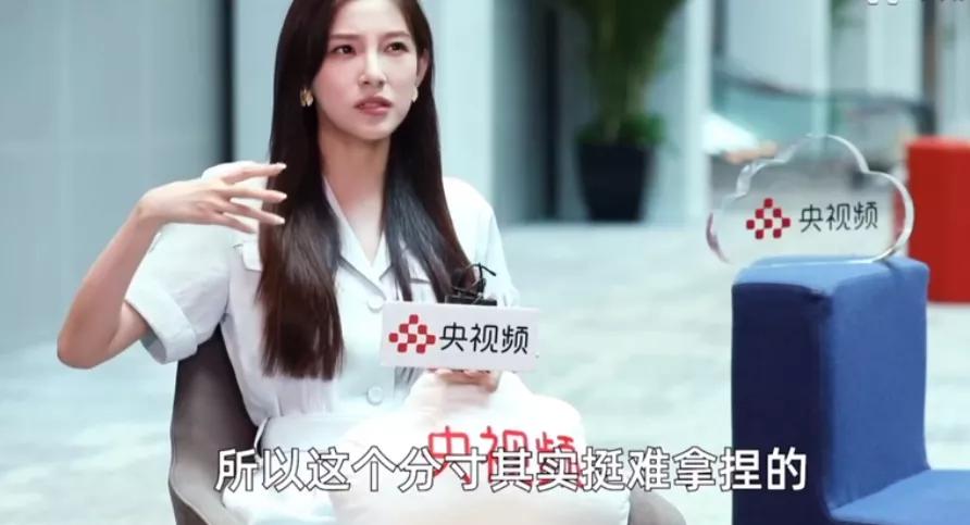 能力不俗却因颜值太高备受质疑？来看她首次主持央视节目的水平吧