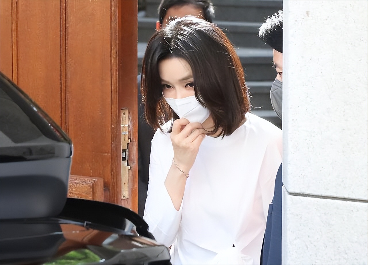 新一任韩国总统夫人,韩国现任总统夫人出访照片