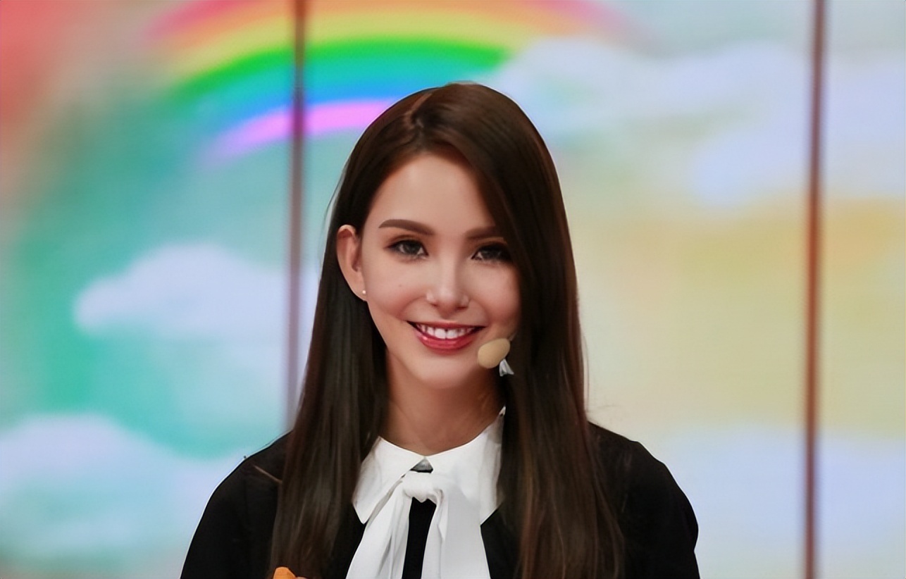 昆凌17岁遇见周杰伦21岁成天王嫂,昆凌17岁就被周杰伦追上视频