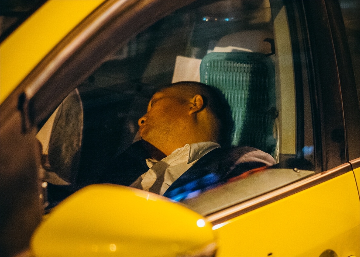 男子新车跑20万公里，成功将车跑报废，4S店：买完车就没有熄过火