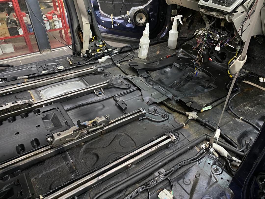 老款艾力绅二手车修复,老车翻新艾力绅