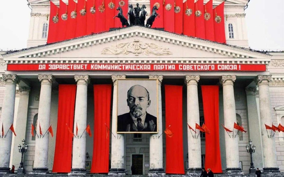 1900年，北京富户人家，服饰臃肿华美，精神状态很佳