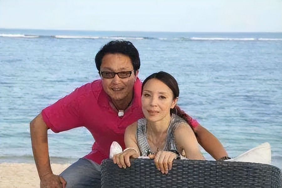 “达康书记”的妻子居然是她,用一盒冰淇淋俘获芳心,从校服到婚纱,结婚31年零绯闻