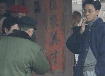 张国荣：被继母淋尿，原生家庭让他苦不堪言，46岁跳楼全身是伤