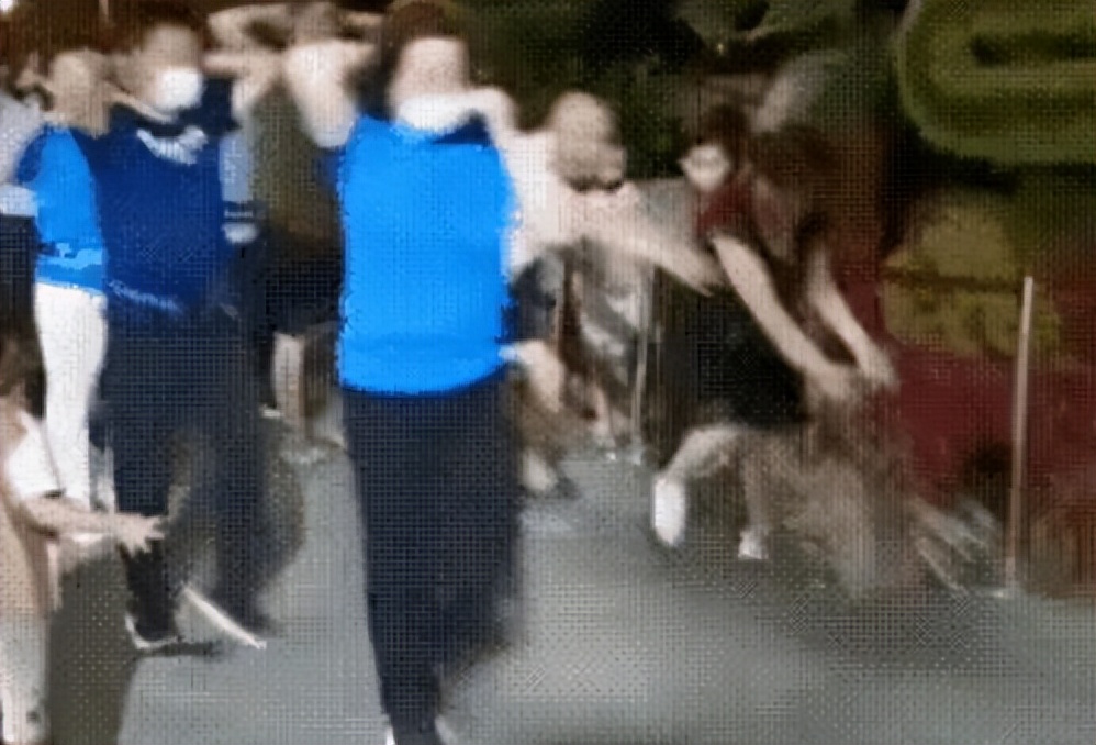 暴走团踢护栏后续,暴走团变打砸团