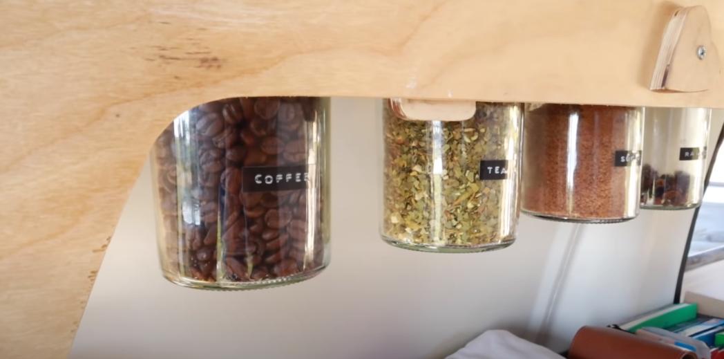 房车里的蜗居生活,国外夫妻房车生活