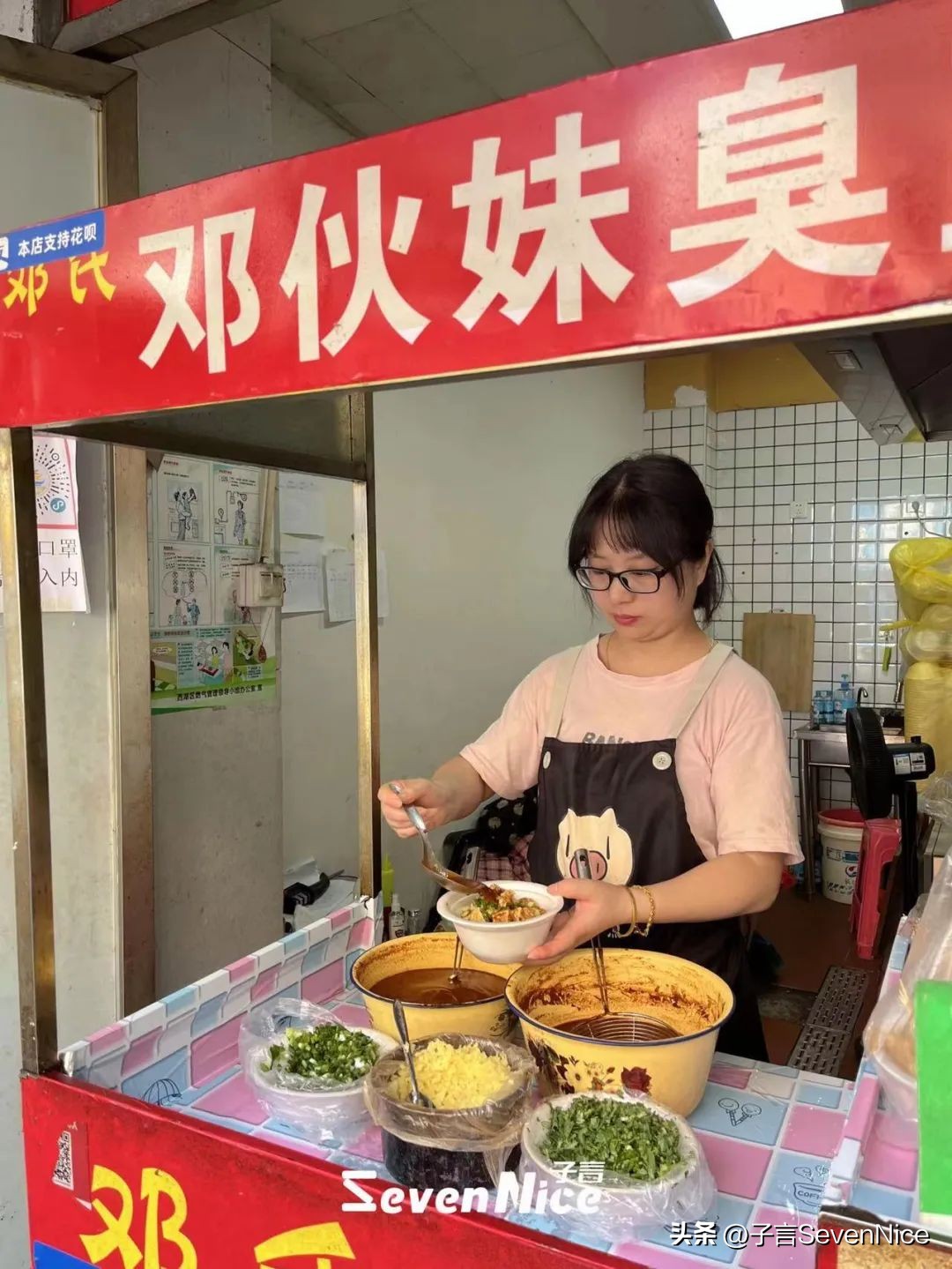 南昌一家超小店铺的臭豆腐,南昌中山路臭豆腐