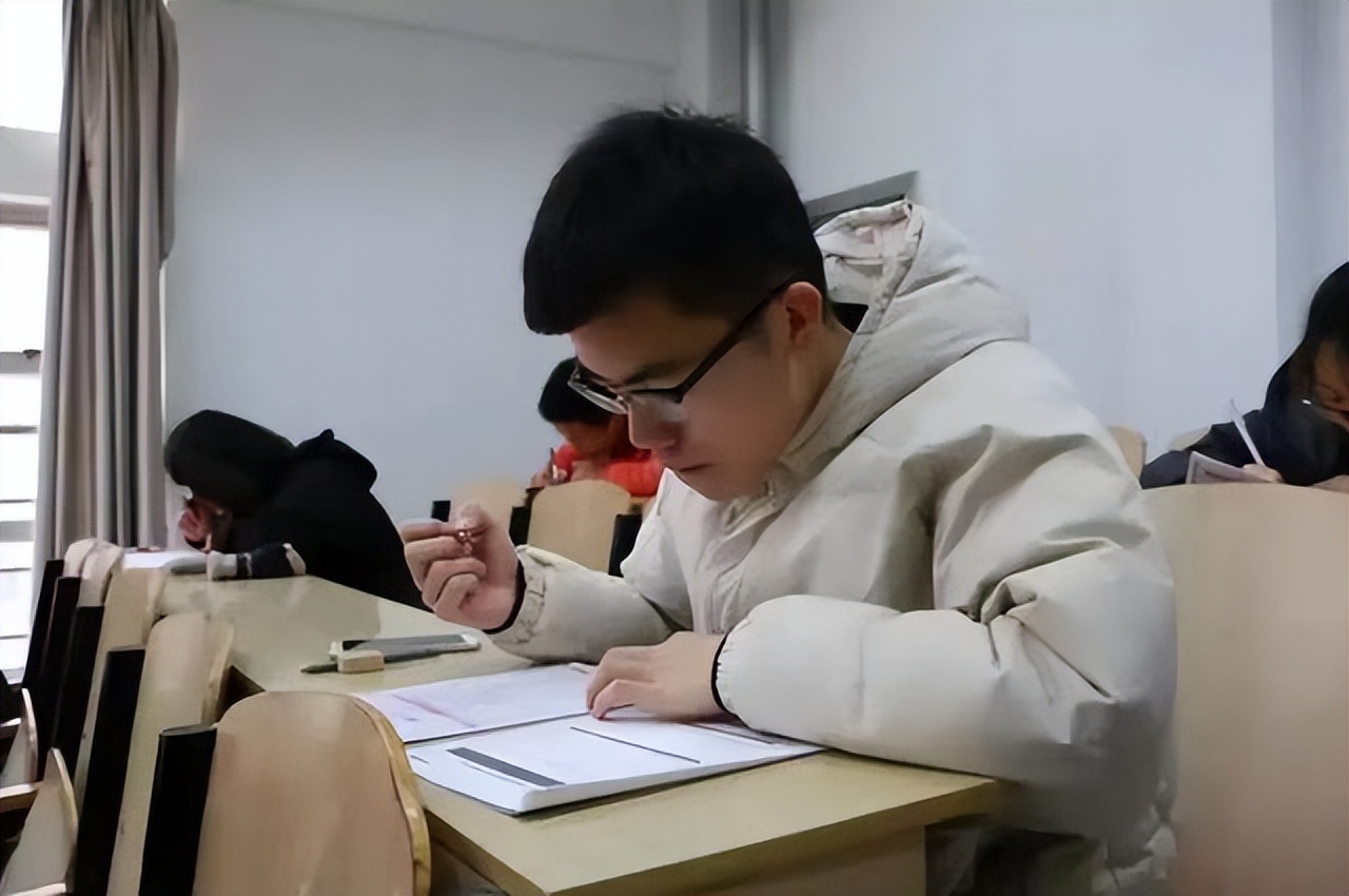 体制内新型“排斥现象”：选调生傲视一切，事业编竟不是最底层？