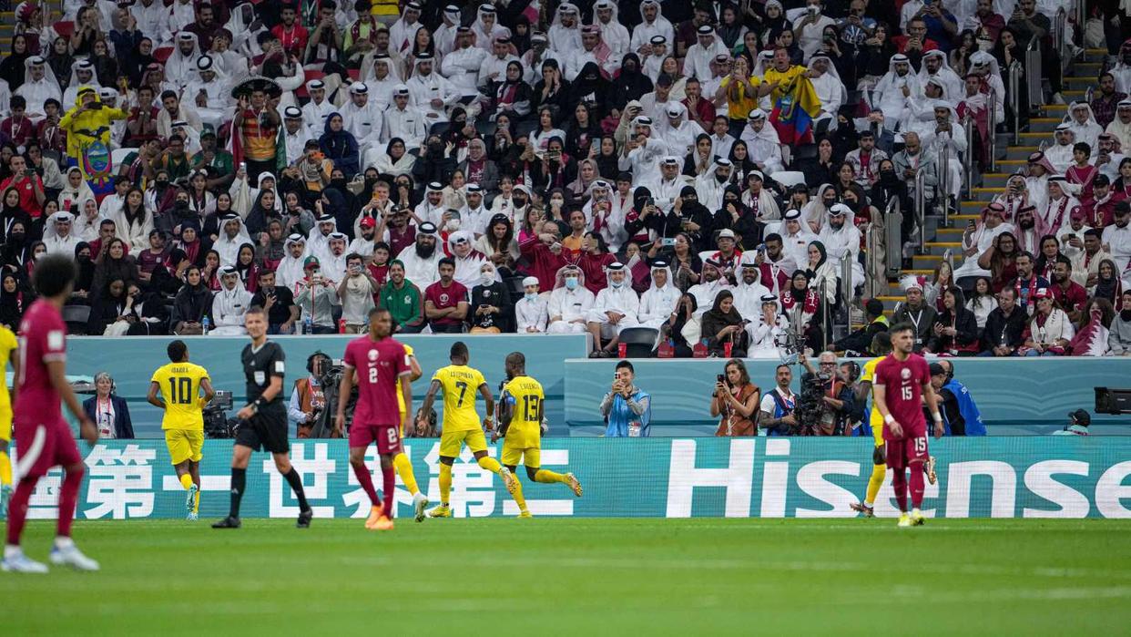 世界杯揭幕战裁判引争议！名记解释高科技赢了：芯片定位越位脚