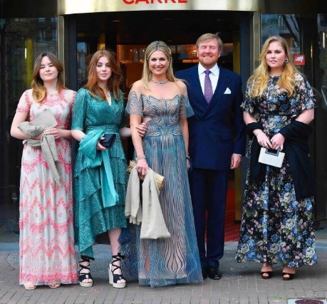 荷兰王后红毯裙,荷兰王后穿格子斗篷