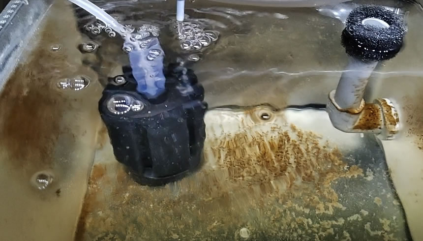 鱼缸内壁滑滑的可以去除吗,鱼缸壁上白色黏黏的东西怎么清除