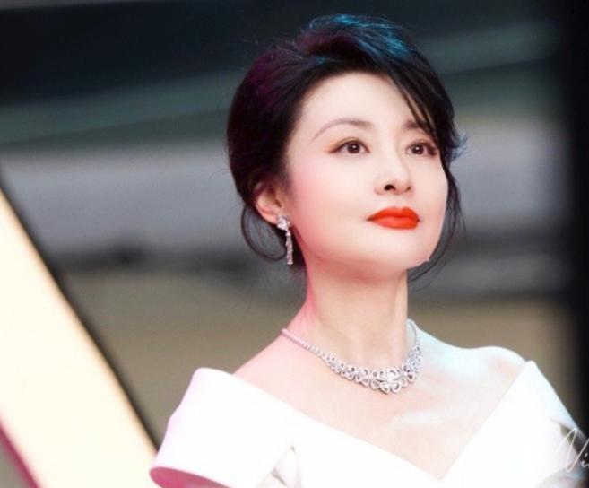 55岁的周涛：“央视一姐”到“央企董事长”，跟董卿走了不同的路