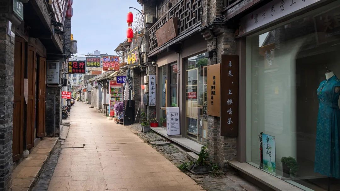 一条街里的卧虎藏龙,东关街里的小巷子别有一番风味