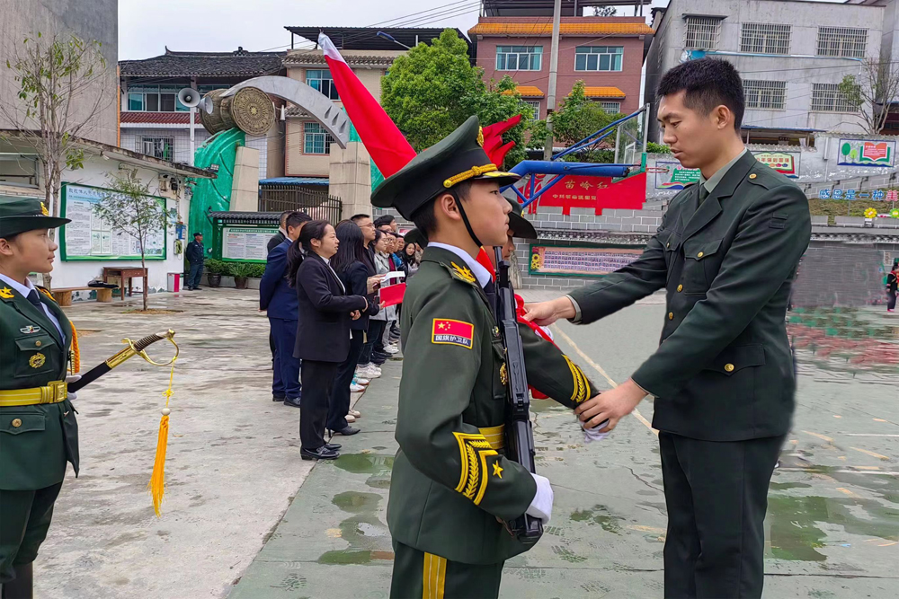 今天,“偶像”走进凯里市这所学校