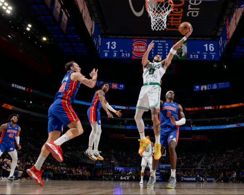 塔图姆31投31分,塔图姆34+9绿军击退老鹰主场7连胜