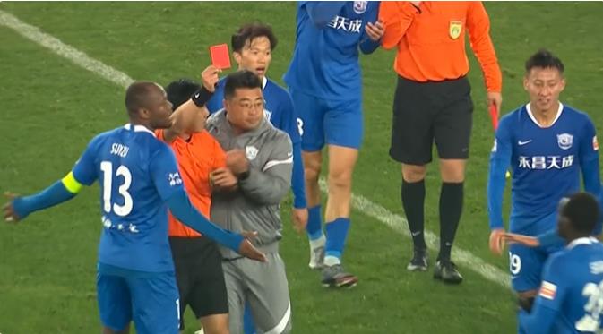 比赛球场打架,比赛场上队员打了裁判