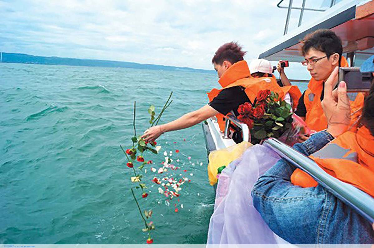 “海葬摆渡人”，被海景房开发商举报，在家属倒骨灰的桌上吃饭