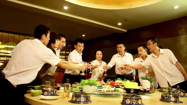 同学会拒绝炫富攀比,同学会穿搭被别人比下去