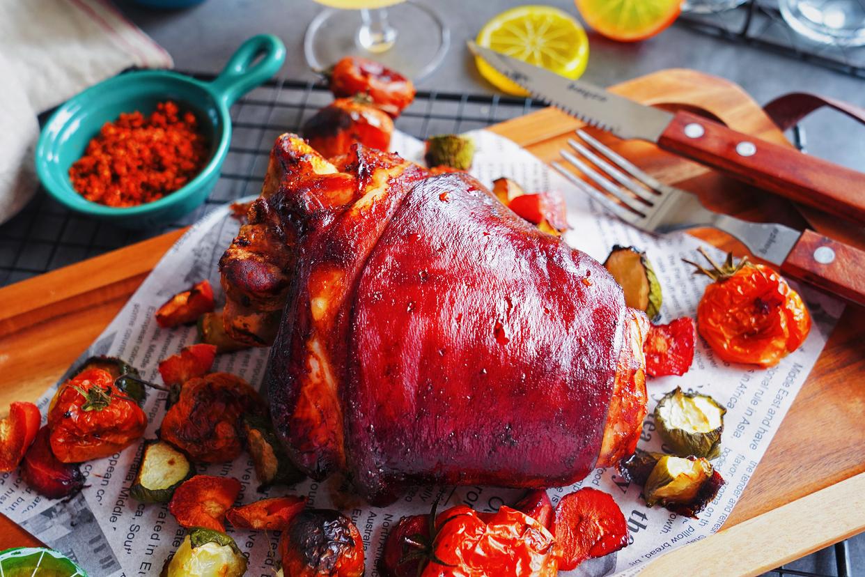 秘制卤烤软糯猪手,德国咸脆猪手如何烤才皮脆