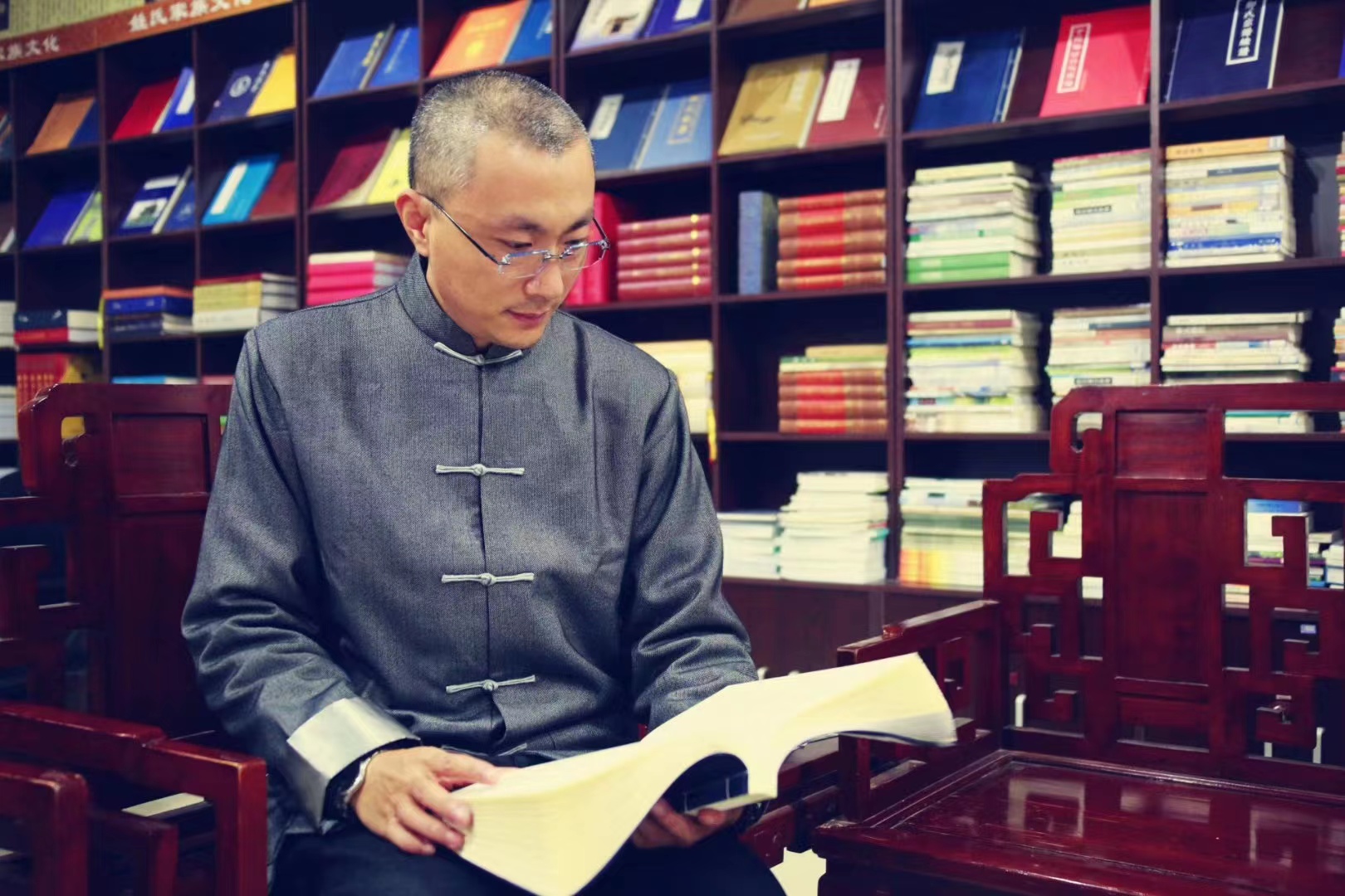 中华姓氏研究院院长冯志亮:修家谱编家史写传记,探究姓氏与民俗