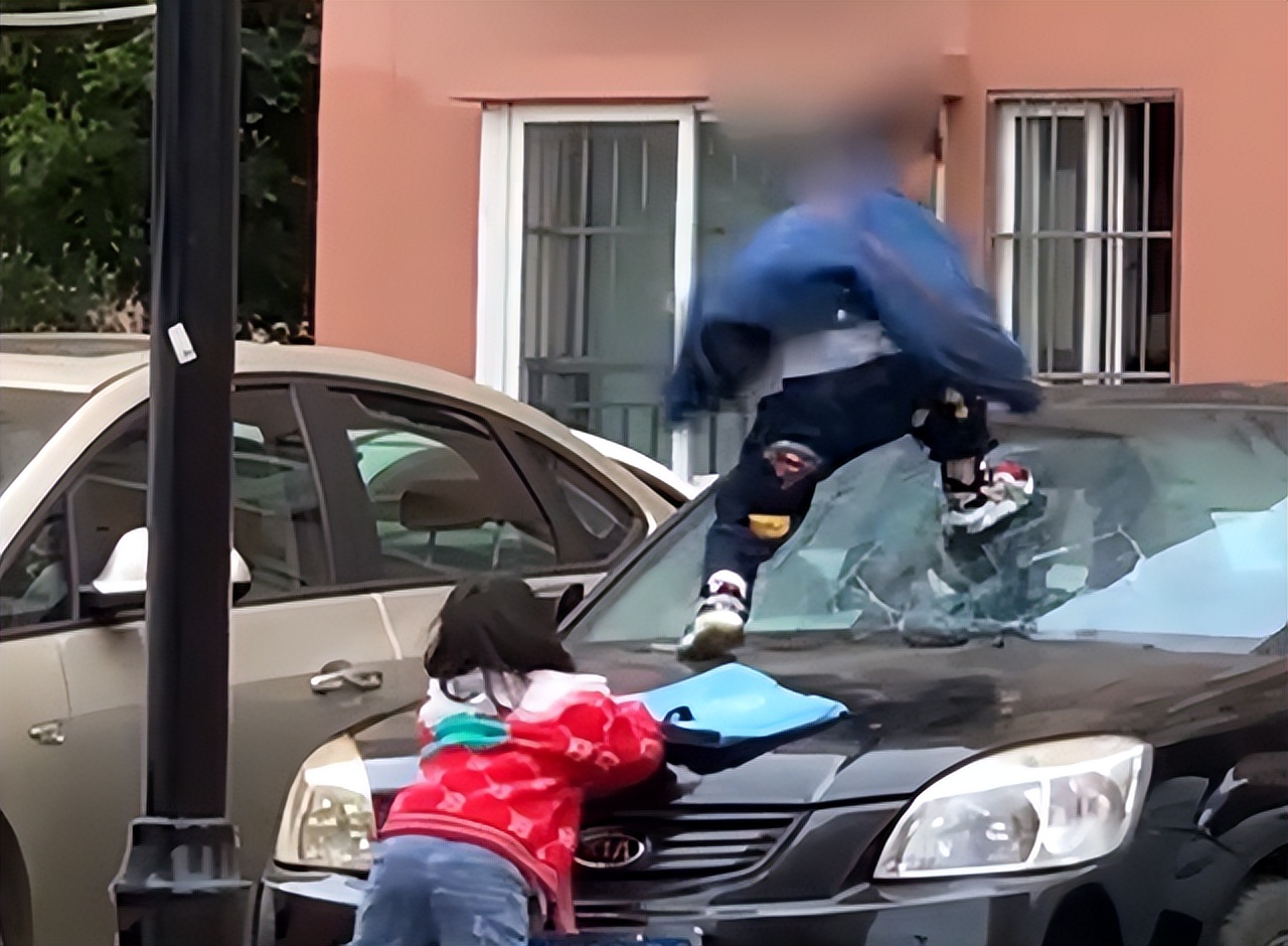 云南一熊孩子爬上私家车猛踩挡风玻璃，网友怒了：家长该好好管教