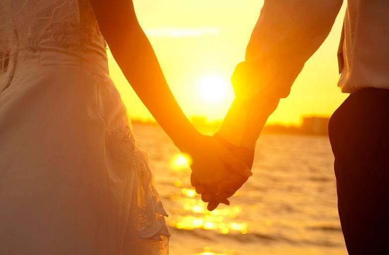 女生闻到男生身上的香味代表什么,女生闻到男生身上的香味很刺鼻