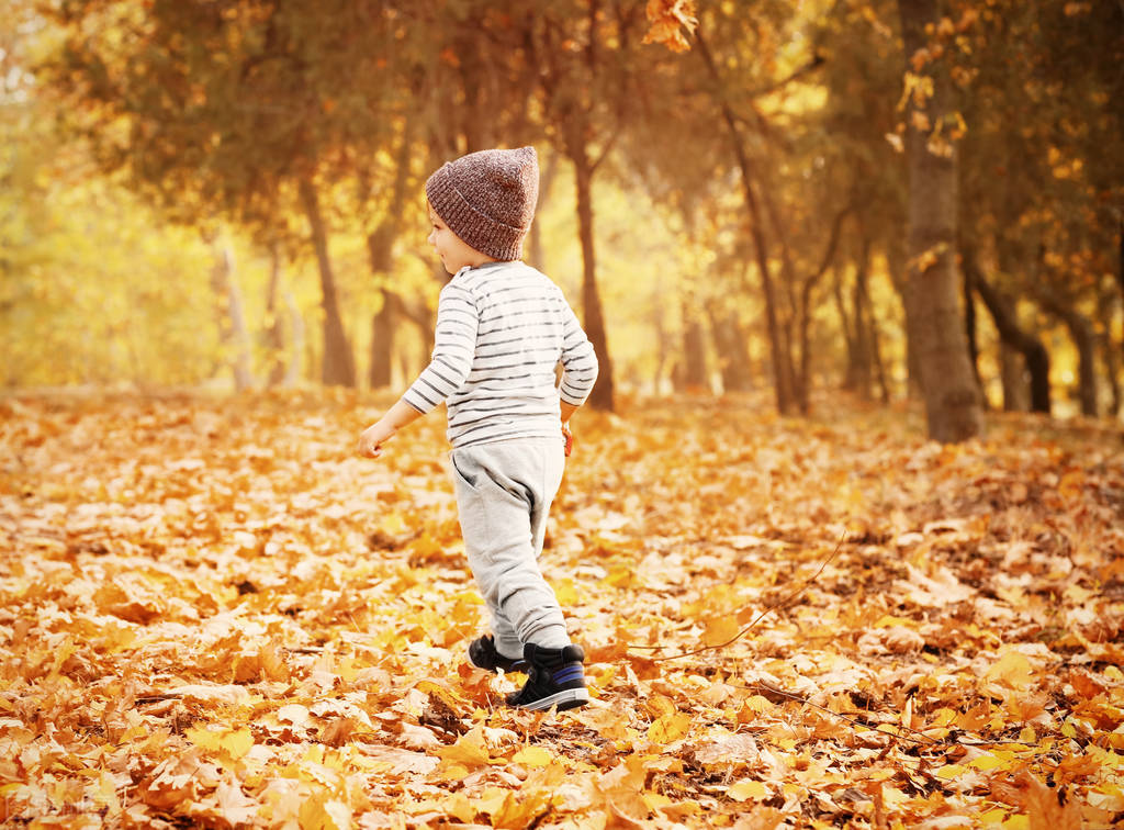 宝宝太黏人分离焦虑怎么办,宝宝老是粘人一放下就哭闹