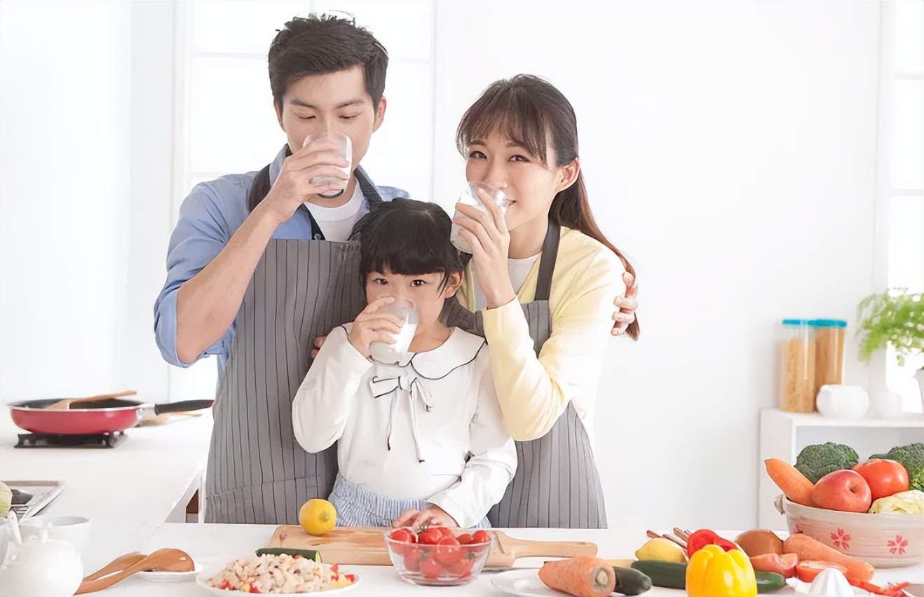 睡前喝牛奶弊端是什么,喝牛奶加鸡蛋等于服毒吗