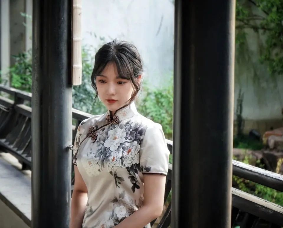 国潮旗袍和其它旗袍有什么不一样,中国式旗袍极具吸引力的东方美