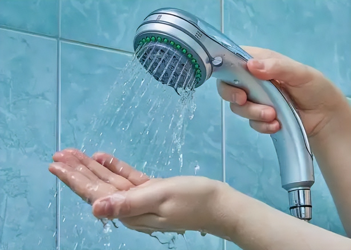 俗语早洗灭阳气晚洗添湿气,早上起床洗澡风水上有说法吗