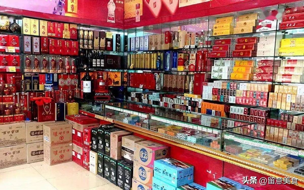 烟酒百货店生意最近很差怎么办,街边不起眼的烟酒店看似生意惨淡