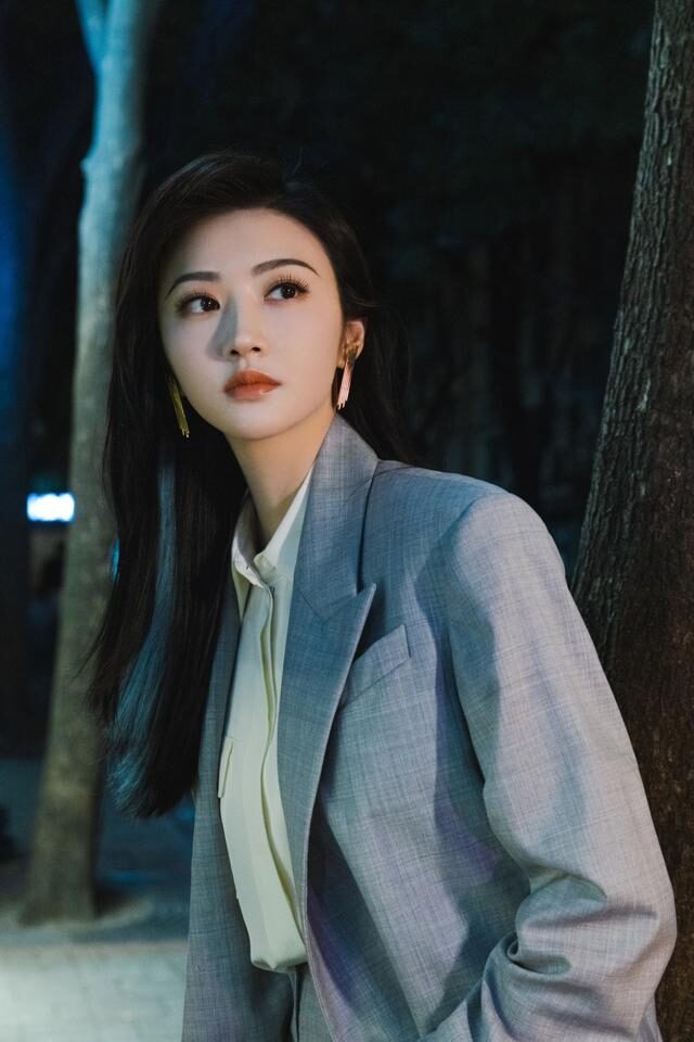 景甜皮裤西装现身,景甜的波点礼服穿搭大秀好身材