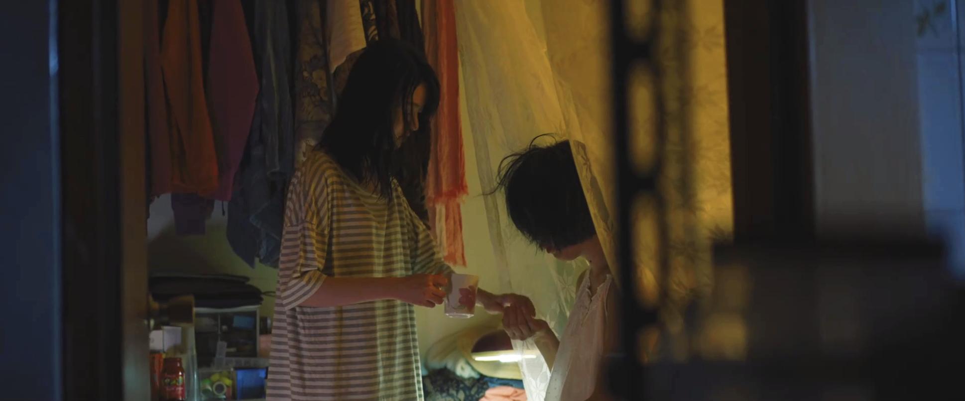 弑亲、卖肉、*拍偷**，尺度爆表，如此生猛的华语片，惊到我了