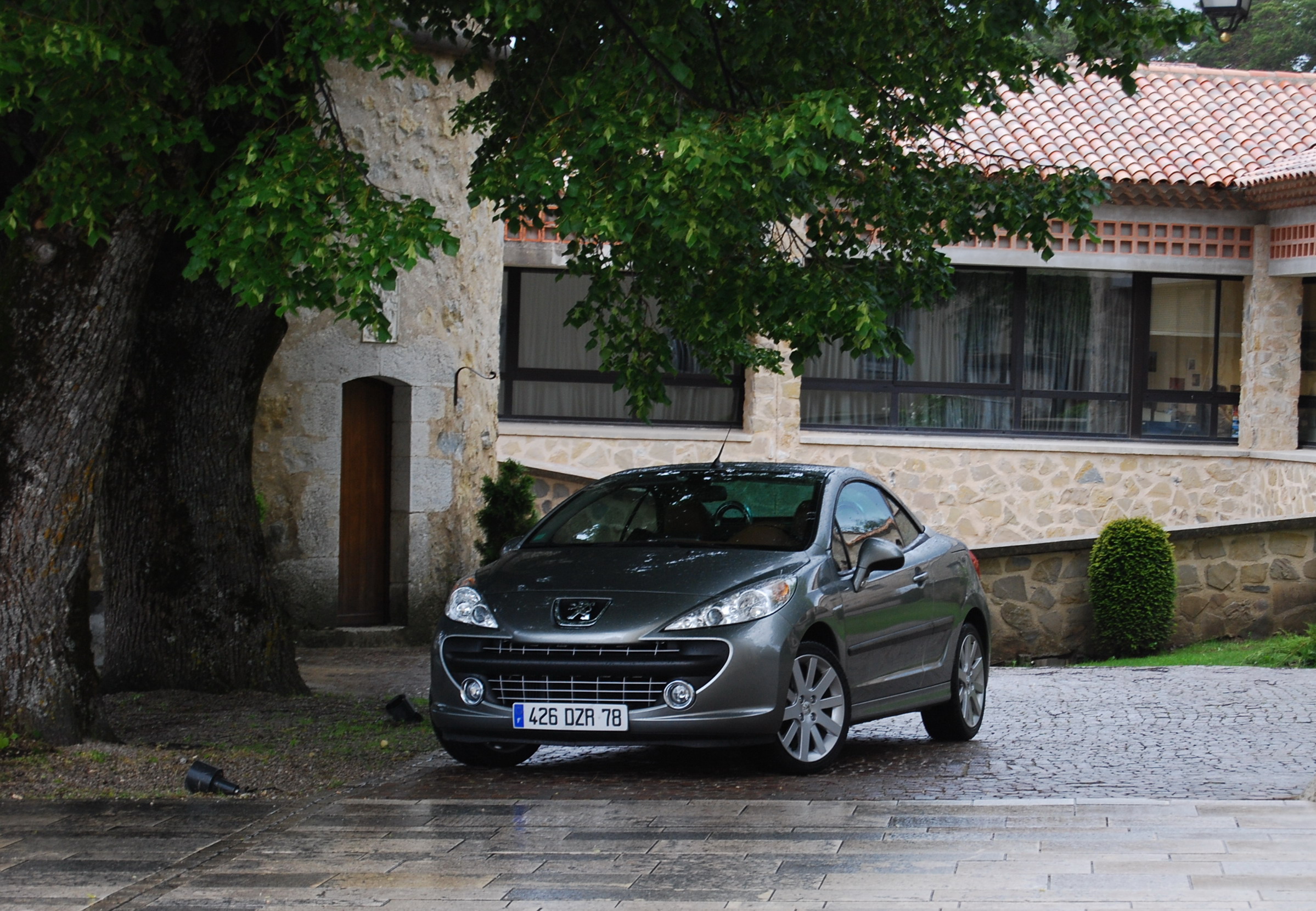 我们在巴黎拍的视频,标致207cc1.6t增压器