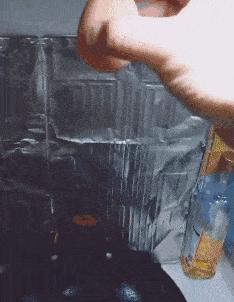 女孩子看起来外表美丽，其实裤袜已经掉到大腿根了！哈哈哈